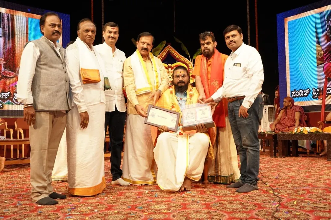Arun Sharma Guruji receiving the Best Astrologer of the Year award on stage